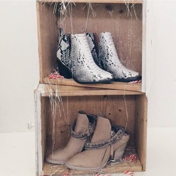 Dolce vita booties, lovely taupe color. - Picture 3 of 3